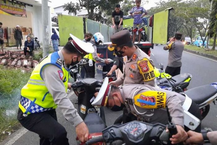 Remaja kenakalan geng lalu lintas hingga dari moonraker genk melanggar pengendara pelanggaran jalanan muda Pelanggaran Lalu Lintas Motor yang Paling Umum
