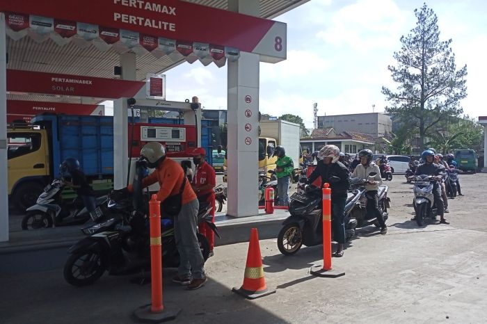 Dampak BBM Naik Pengguna Motor Bensin Pusing Sepeda Listrik Santai ... Dampak BBM Naik Pengguna Motor Bensin Pusing Sepeda Listrik Santai ...