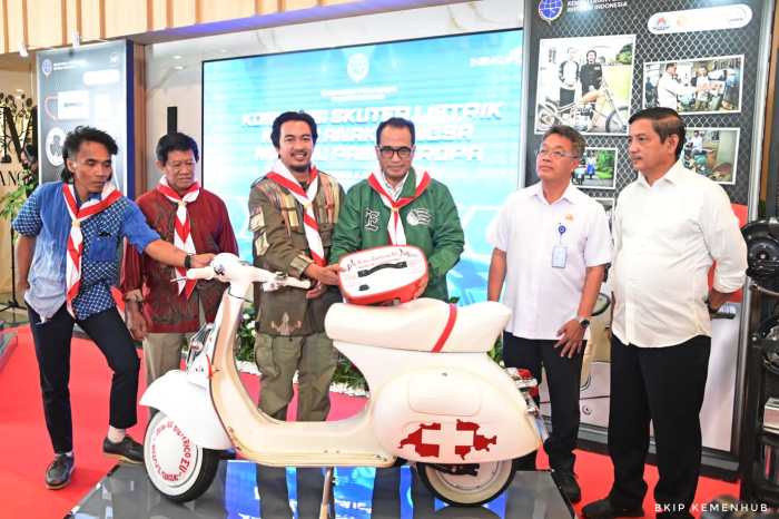 LARANGAN BERMAIN SKUTER LISTRIK DI JALAN RAYA MEDAN | ANTARA Foto LARANGAN BERMAIN SKUTER LISTRIK DI JALAN RAYA MEDAN | ANTARA Foto