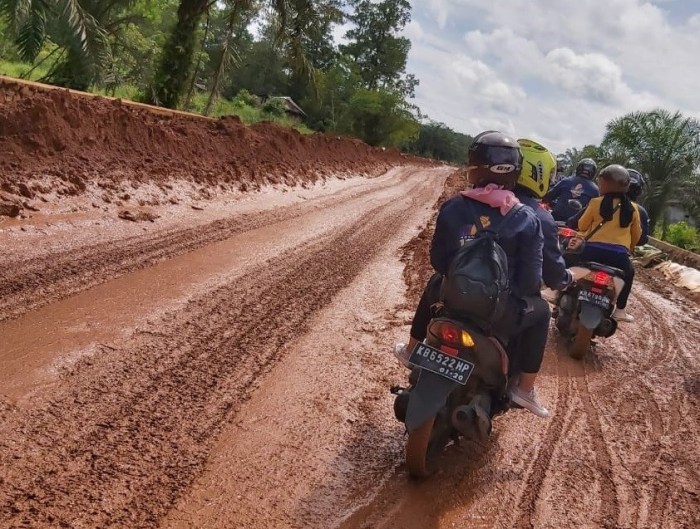 Tips Berkendara Motor Melewati Jalan Rusak dan Berlubang Tips Menjaga Kestabilan Kendaraan Saat Melewati Jalan Bergelombang