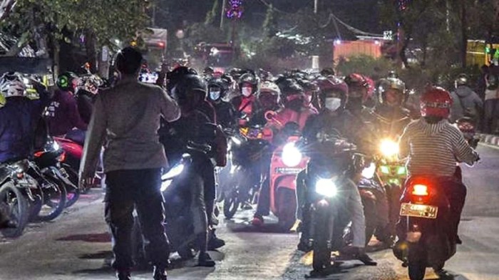 Tips Aman Berkendara Malam Hari Tips Aman Berkendara Malam Hari